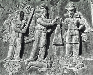 منحوتة تصور تتويج الملك الساساني (أردشير الثاني)، و يظهر الملك واقفا في الوسط يتسلم التاج من الإله أهورامزدا، بينما يقف خلفه ميثرا، و يبدو مميزا بهالة محيطة برأسه تمثل نزر الشمس التي يرمز إليها.